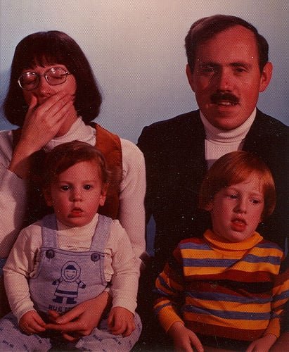 10 Hilariously Awkward Family Photo Moments That Will Make You LOL