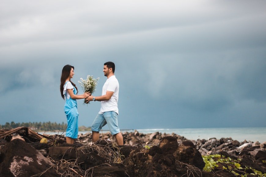 10 Romantic Outdoor Photography Poses for Couples to Capture the Perfect Moment