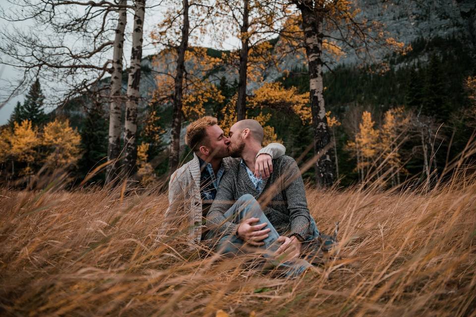 Capturing Love in Autumn: Fall Couple Photography Tips