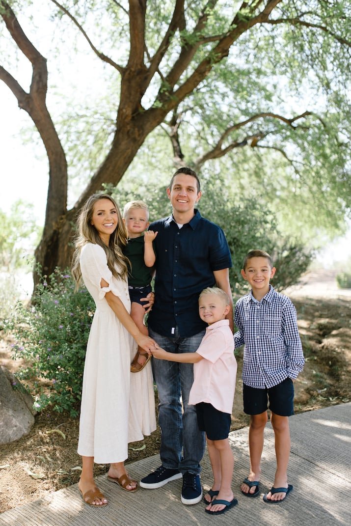 Stylish Family Photo Dresses for Mom: Picture-Perfect Outfit Ideas
